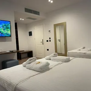 The Queen's Lion Premium Sarandë